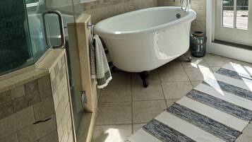 Douche, sèche-cheveux, bidet, serviettes fournies