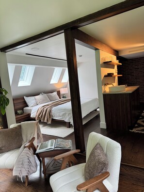 Iron/ironing board, WiFi, bed sheets - Luxury Cabin for 6 - Stream - Pond - Custom Kitchen (Redding)