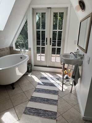 Shower, hair dryer, bidet, towels - Luxury Cabin for 6 - Stream - Pond - Custom Kitchen (Redding)