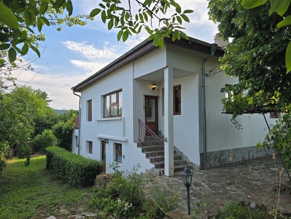 Exterior - Irakli Sea View Villa Spacious Retreat for 10 Guests (Banya)