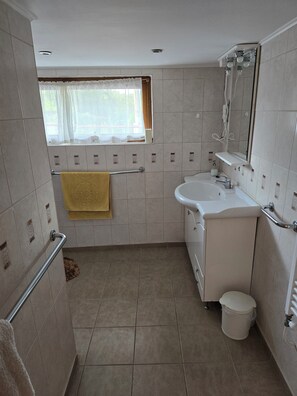 Bathroom - Irakli Sea View Villa Spacious Retreat for 10 Guests (Banya)