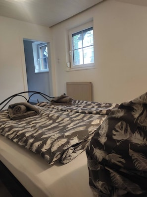 2 bedrooms, iron/ironing board, WiFi, bed sheets - Charming vacation home near the lake (Weyregg am Attersee)