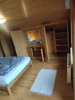 2 bedrooms, iron/ironing board, WiFi, bed sheets - Charming vacation home near the lake (Weyregg am Attersee)