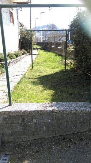 Property grounds - Charming vacation home near the lake (Weyregg am Attersee)