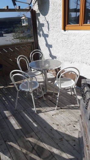 Outdoor dining - Charming vacation home near the lake (Weyregg am Attersee)