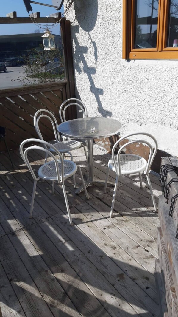 Outdoor dining - Charming vacation home near the lake (Weyregg am Attersee)
