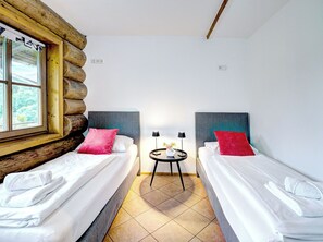 3 bedrooms, travel cot