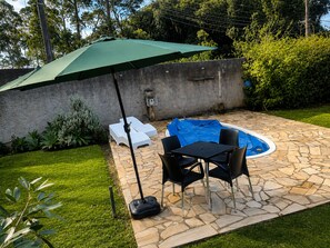Outdoor dining - House with Fireplace and Pool, Home Office, Pet Friendly (Ibiúna)