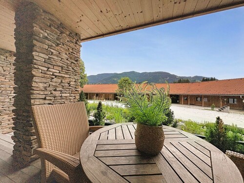 Nice apartment in villa for 4 guests with TV, balcony and pets allowed
