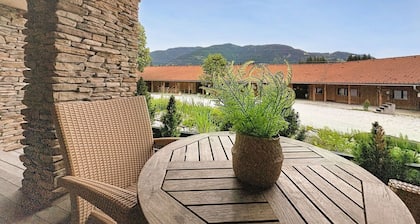 Nice apartment in villa for 4 guests with TV, balcony and pets allowed