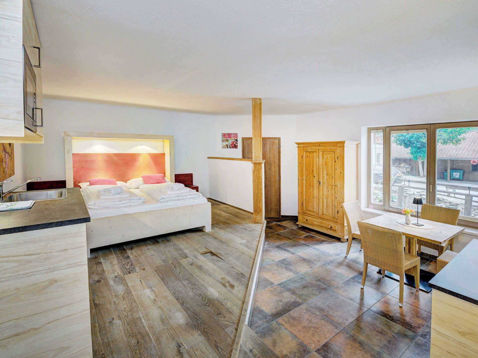 2 bedrooms, travel crib