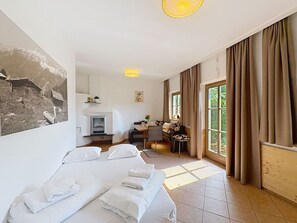 Ein Hotelzimmer mit Bett, Schreibtisch und Blick ins Freie.