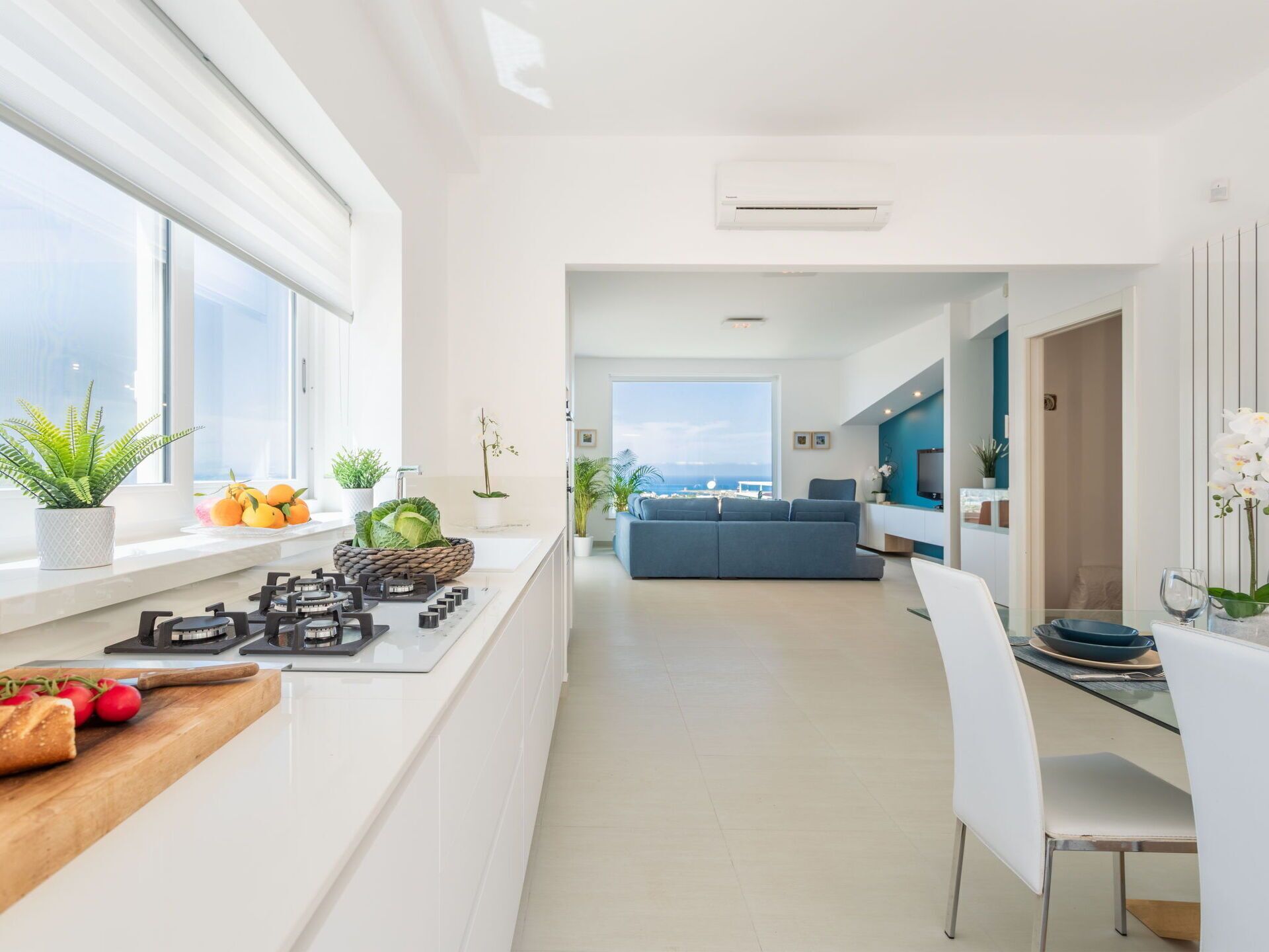 Un appartement moderne comprenant une cuisine, un coin repas et un salon.