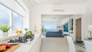 Eine moderne Wohnung mit Küche, Essbereich und Wohnzimmer.