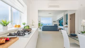 Un appartement moderne comprenant une cuisine, un coin repas et un salon.
