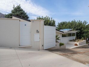 Eine moderne Doppelgarage mit Zahlenschloss und Garagentoröffner.