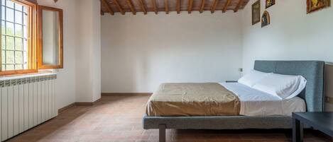 4 bedrooms, iron/ironing board, travel cot, free WiFi