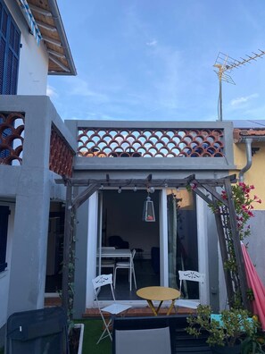 Outdoor dining - 17-square-meter studio with a terrace (Cannes)