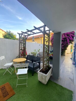 Outdoor dining - 17-square-meter studio with a terrace (Cannes)