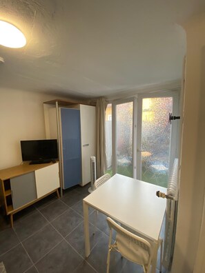 Dining - 17-square-meter studio with a terrace (Cannes)