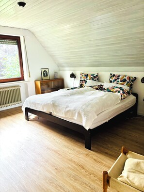 Tabla de planchar con plancha, wifi y ropa de cama