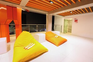 Indoor pool - Vibrant Hotel (Quezon City)