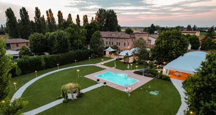 Stunning private villa with A/C, WIFI, private pool, hot tub, TV, patio and pets allowed