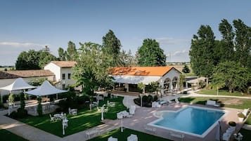 Ett semesterhotell med en swimmingpool, utomhusplats och ett överbyggt område.