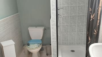 Dusch, hårtork, handdukar och toalettpapper