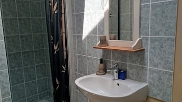 Dusch, hårtork, handdukar och toalettpapper