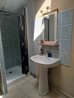 Dusche, Haartrockner, Handtücher, Toilettenpapier