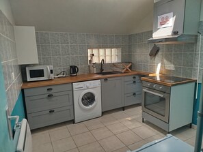 Wasserkocher mit Kaffee-/Teezubehör, Kühlschrank, Mikrowelle, Ofen