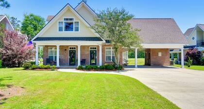 Pool Access + Golf View: 5BR Springfield Home
