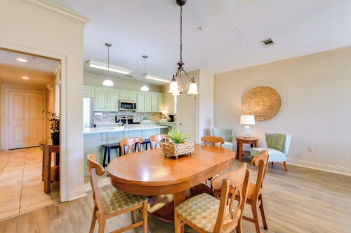 Pool Access + Golf View: 5BR Springfield Home
