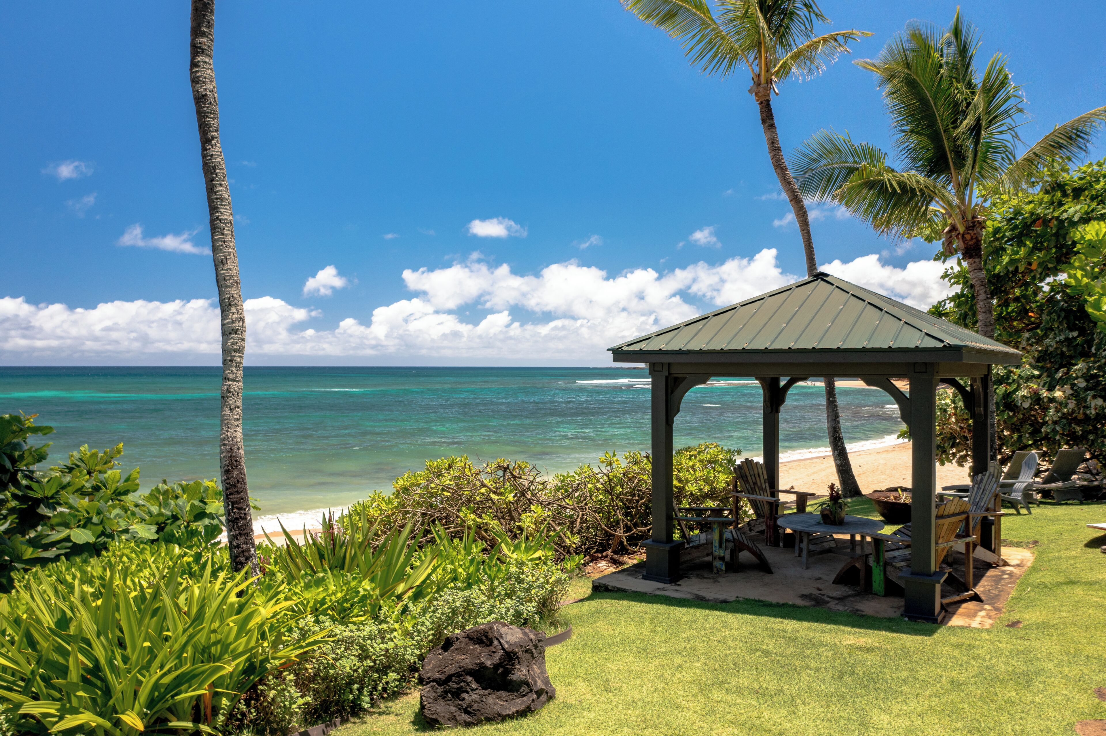 Ein Pavillon mit Blick auf das Meer und den Strand.