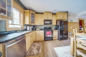 Apartment (3 Bedrooms) | Interior - Walk to Conneaut Lake Park Resort! Quiet Home (Conneaut Lake)