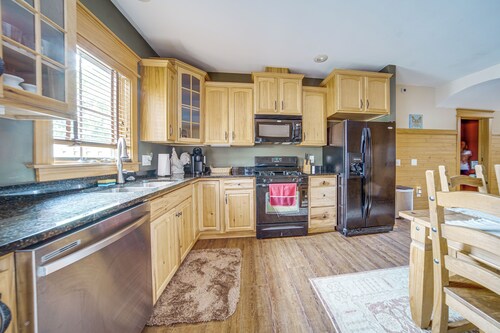 Walk to Conneaut Lake Park Resort! Quiet Home