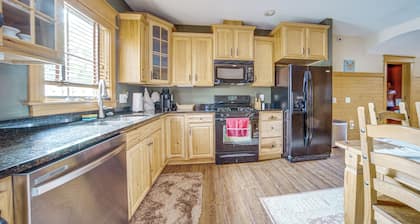 Walk to Conneaut Lake Park Resort! Quiet Home