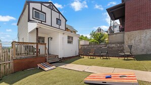 A backyard with a wooden deck, a trampoline, and a patio area with chairs. - Mt Washington Retreat w Dedicated Parking Pets OK (Pittsburgh)