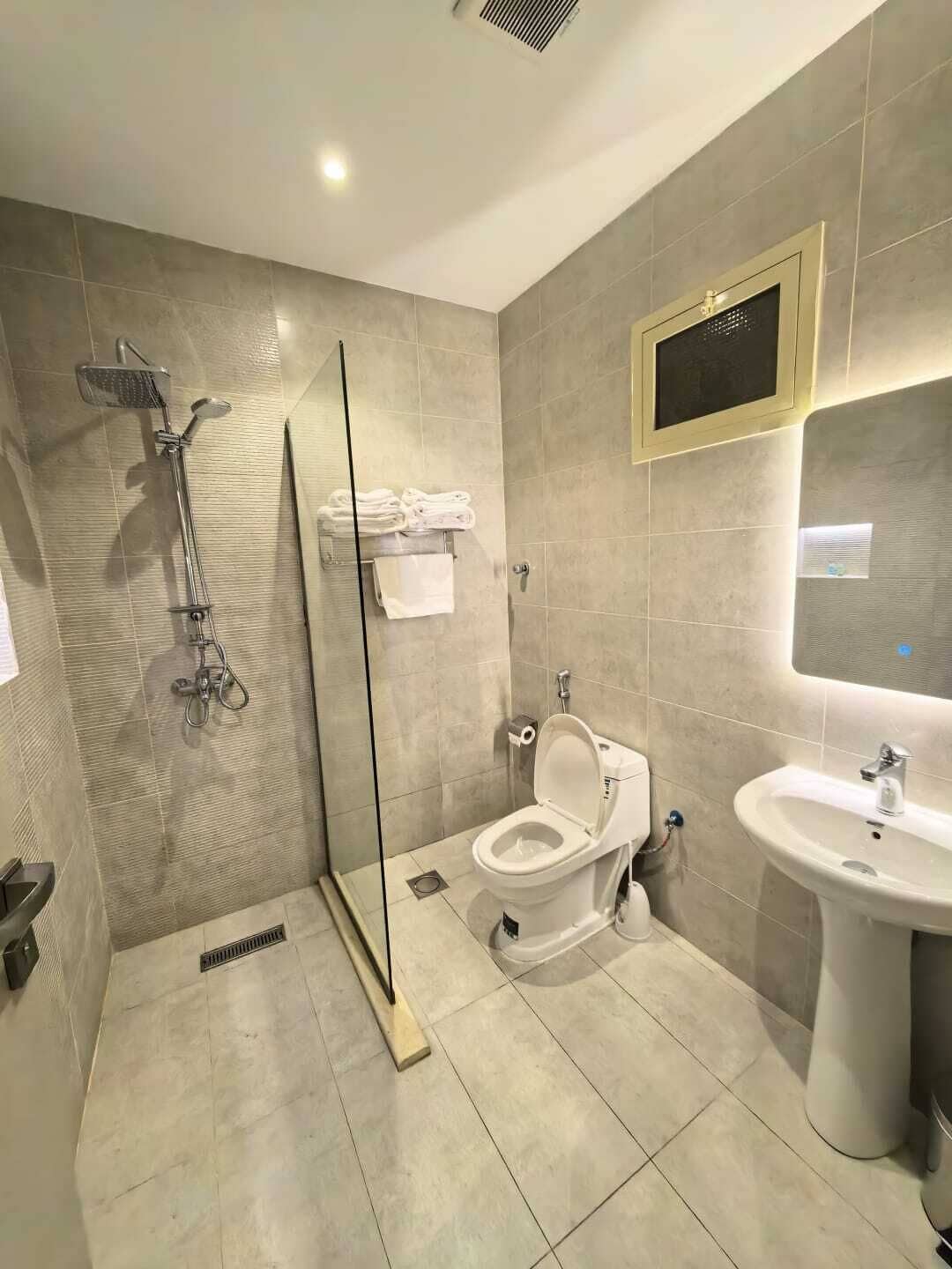 Suite Junior, vue ville | Salle de bain | Sèche-cheveux, serviettes fournies, savon, shampoing