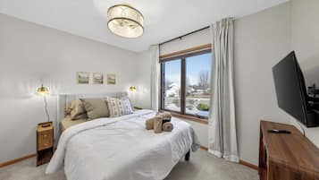 4 bedrooms, iron/ironing board, travel crib, WiFi (free)