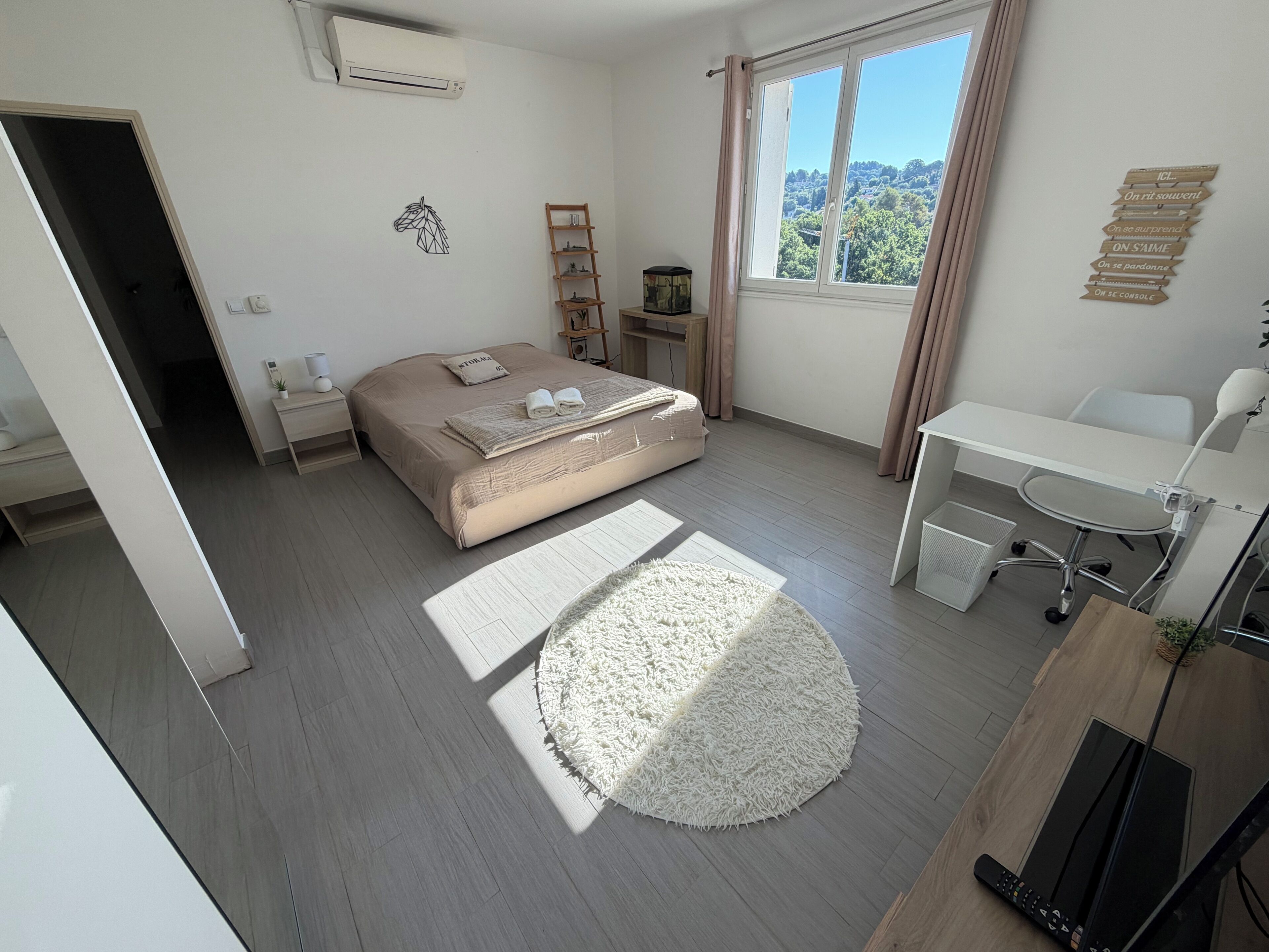 5 bedrooms, iron/ironing board, WiFi, bed sheets