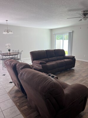 Living area - Cozy Tampa Home (Tampa)