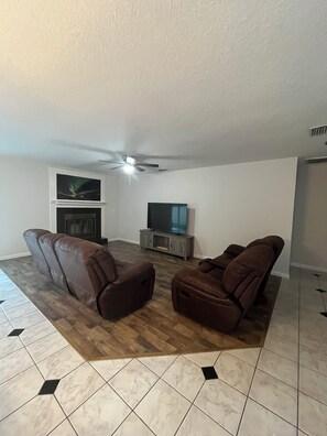 Living area - Cozy Tampa Home (Tampa)