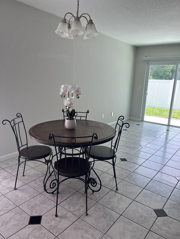 Dining - Cozy Tampa Home (Tampa)