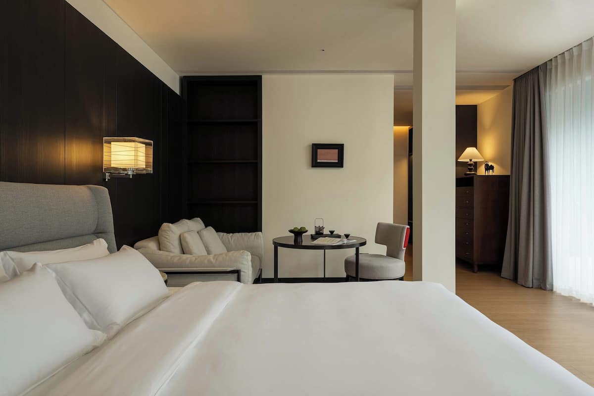 Chambre panoramique double, balcon, vue sur la colline | Literie de qualité, bureau, espace de travail pour ordinateurs portables