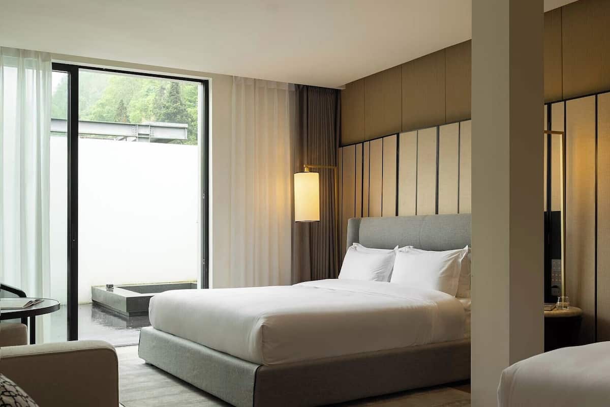 Chambre familiale avec lits jumeaux, balcon, vue sur la colline | Literie de qualité, bureau, espace de travail pour ordinateurs portables