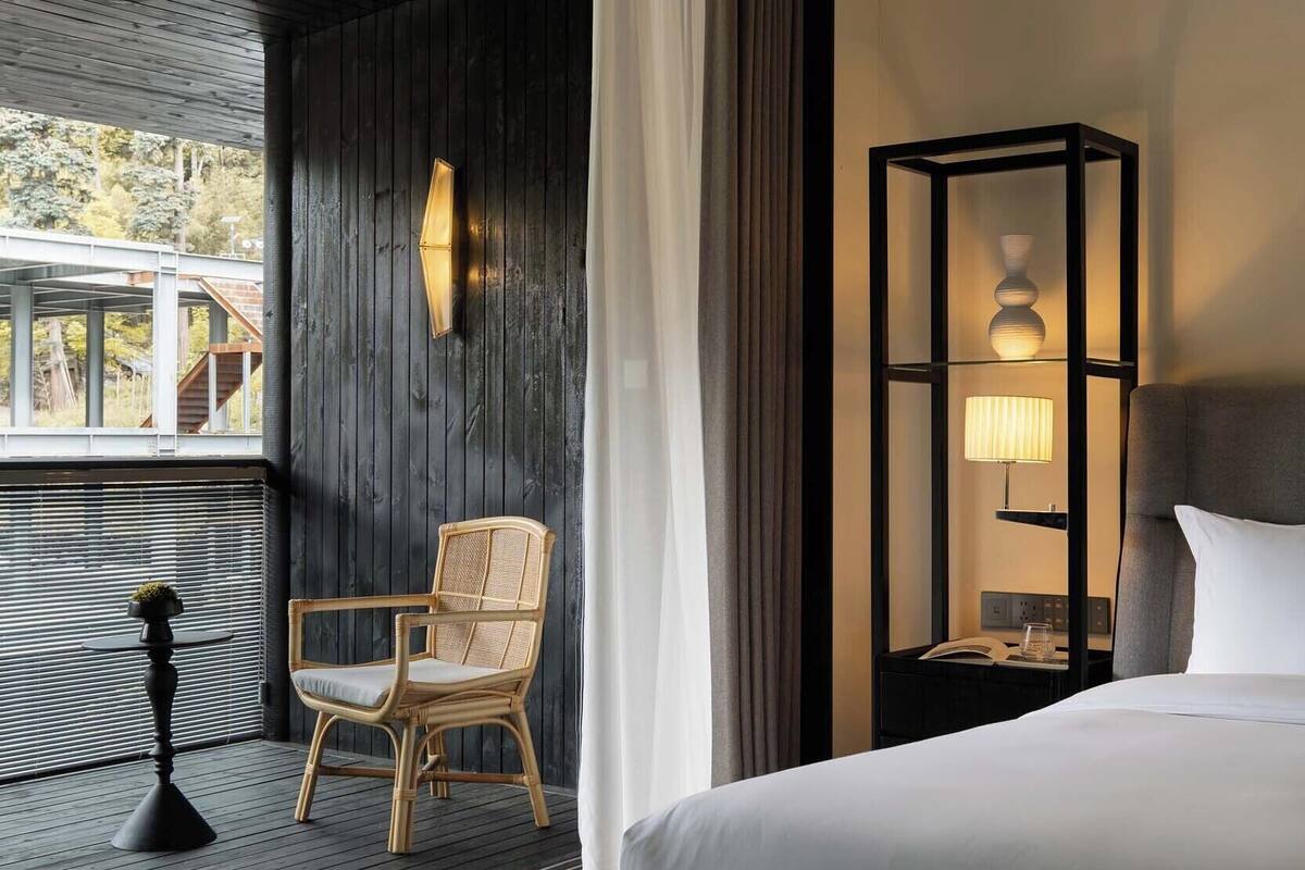 Chambre Design double, balcon, vue sur la colline | Literie de qualité, bureau, espace de travail pour ordinateurs portables