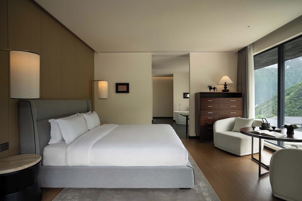 Chambre romantique double, balcon, vue sur la colline | Literie de qualité, bureau, espace de travail pour ordinateurs portables