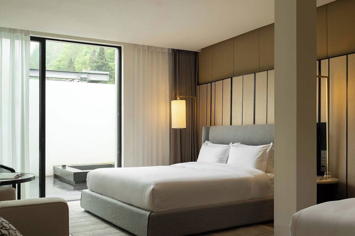 Chambre Premier avec lits jumeaux, balcon, vue sur la colline | Literie de qualité, bureau, espace de travail pour ordinateurs portables